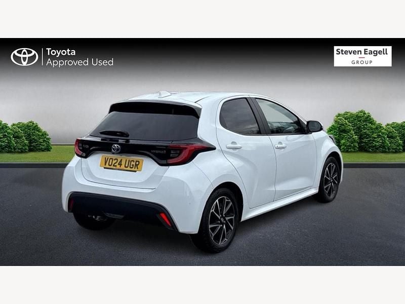 Used Toyota Yaris Hybrid Design 2024 White Hatchback