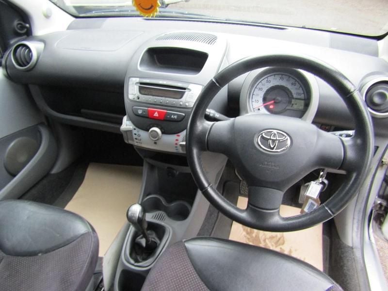 Usado Toyota Aygo Platinum 67 HP (49 kW) 2010 Prateado Citadino