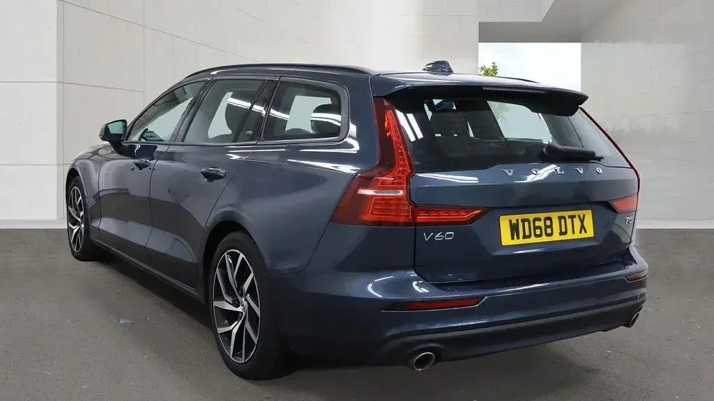 Used Volvo V60 Momentum 250 HP (183 kW) 2018 Blue Estate