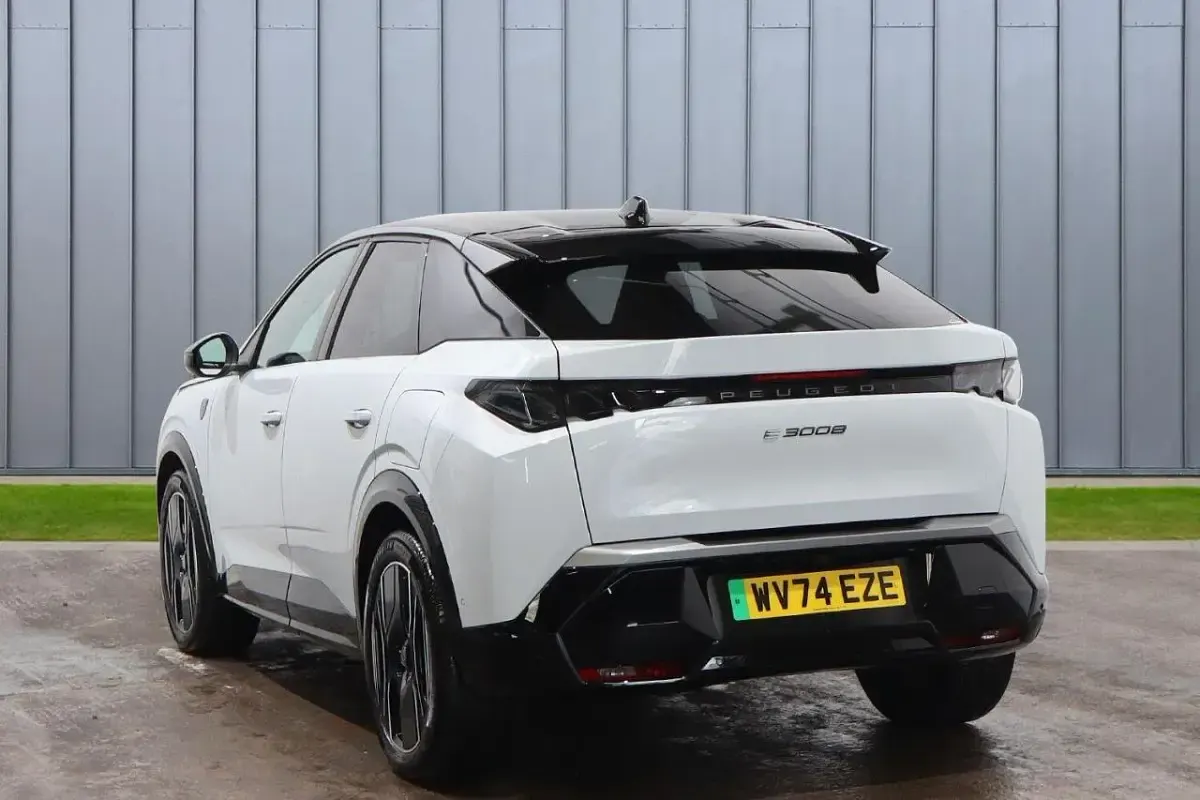Used Peugeot e-3008 GT 152 kW (207 HP) 2024 White SUV