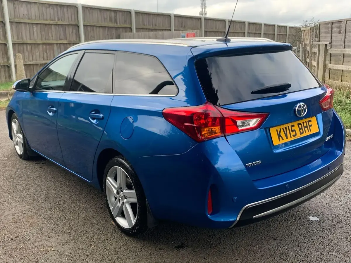 Used Toyota Auris 90 HP (66 kW) 2015 Blue Estate