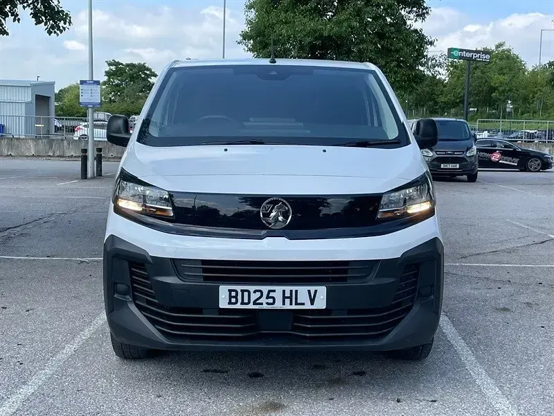 Used Vauxhall Vivaro S 120 HP (88 kW) 2025 White MPV