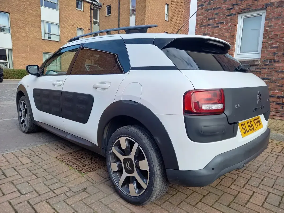 Used Citroën C4 Cactus Flair 100 HP (73 kW) 2016 White Hatchback
