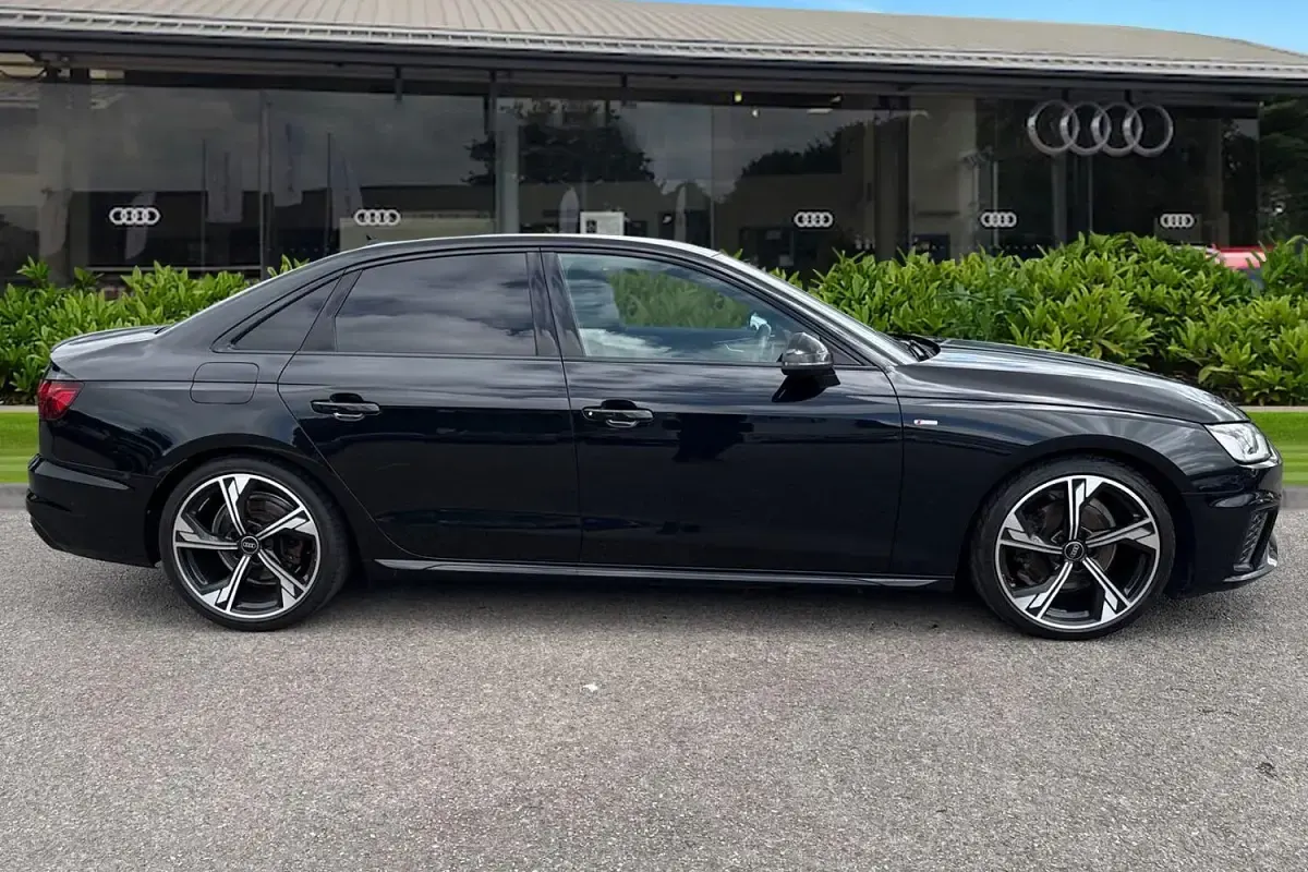 Usado Audi A4 Black Edition 163 HP (119 kW) 2022 Preto Sedan