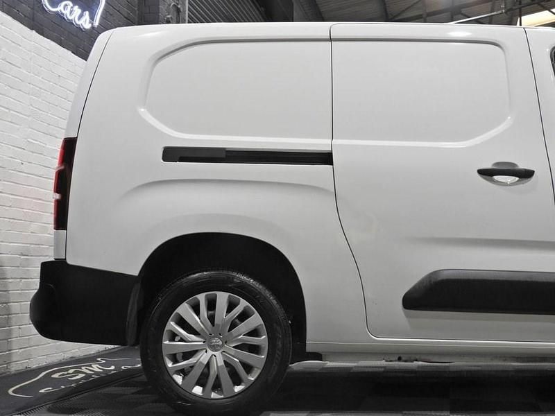 Second-hand Peugeot Partner 131 CP (96 kW) 2021 Alb Monovolum