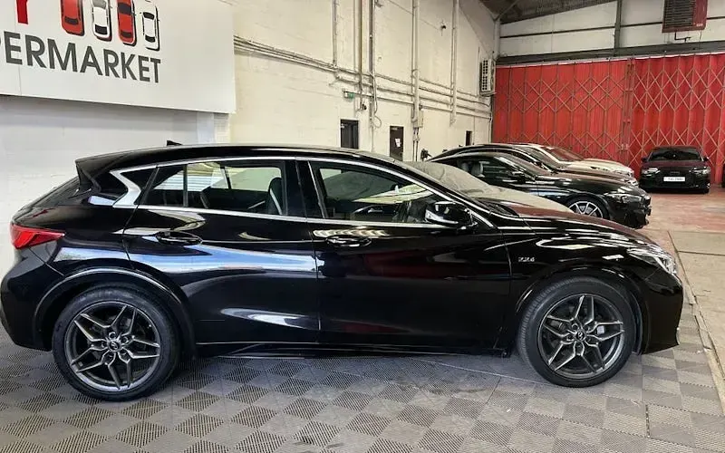 Used Infiniti Q30 Sport Tech 170 HP (125 kW) 2017 Black Hatchback