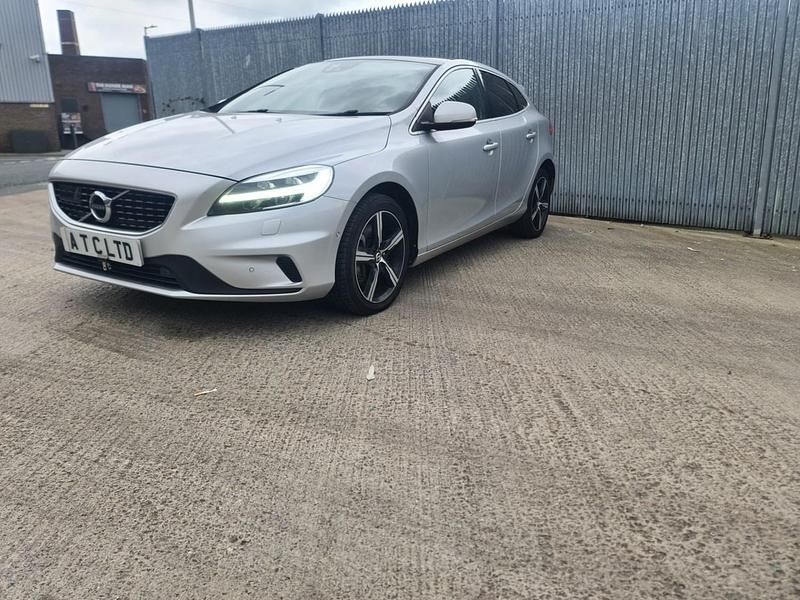 Begagnad Volvo V40 R-Design 2018 Silver Halvkombi
