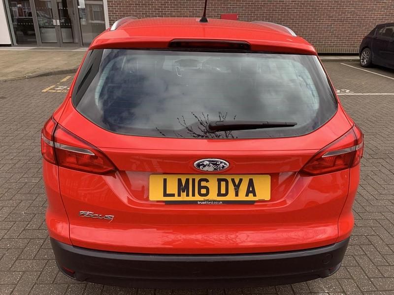 Used Ford Focus Zetec 115 HP (84 kW) 2016 Red Estate