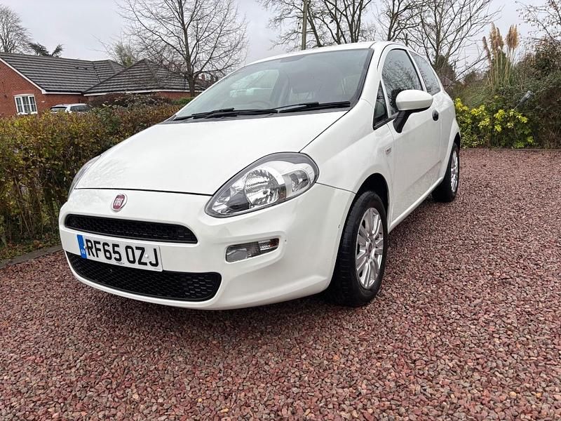 Used Fiat Punto Pop 69 HP (50 kW) 2015 White Hatchback