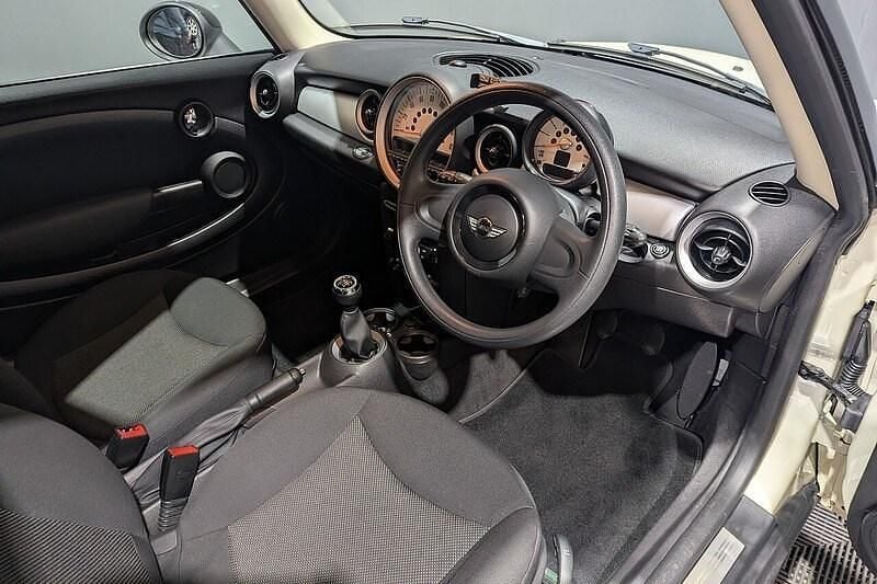 Used Mini Cooper Hatch 122 HP (89 kW) 2013 White Hatchback