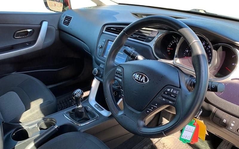 Usado Kia Ceed 135 HP (99 kW) 2018 Vermelho Citadino