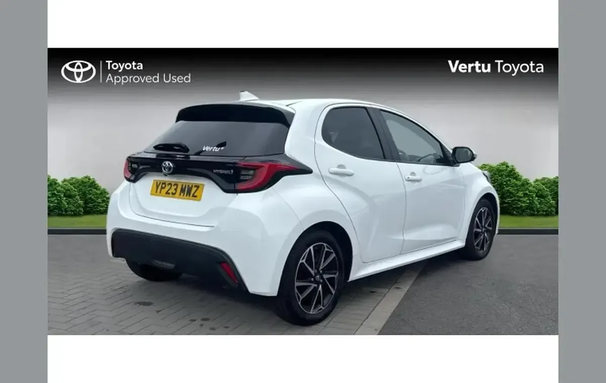 Used Toyota Yaris Design 116 HP (85 kW) 2023 White Hatchback