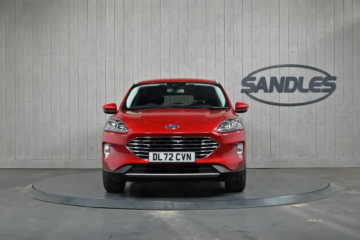 Käytetty Ford Kuga Titanium 150 HP (110 kW) 2023 Punainen Katumaasturi