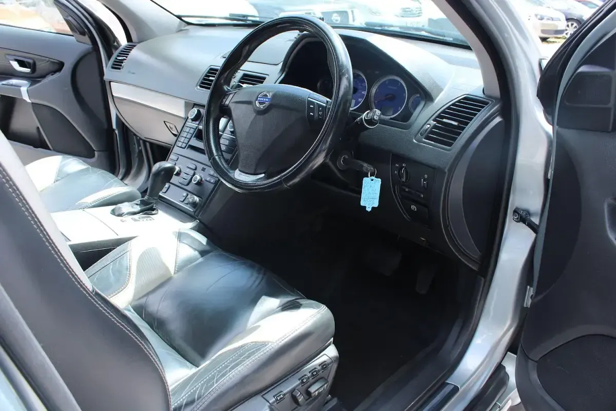 Used Volvo XC90 R-Design 200 HP (147 kW) 2012 Silver SUV
