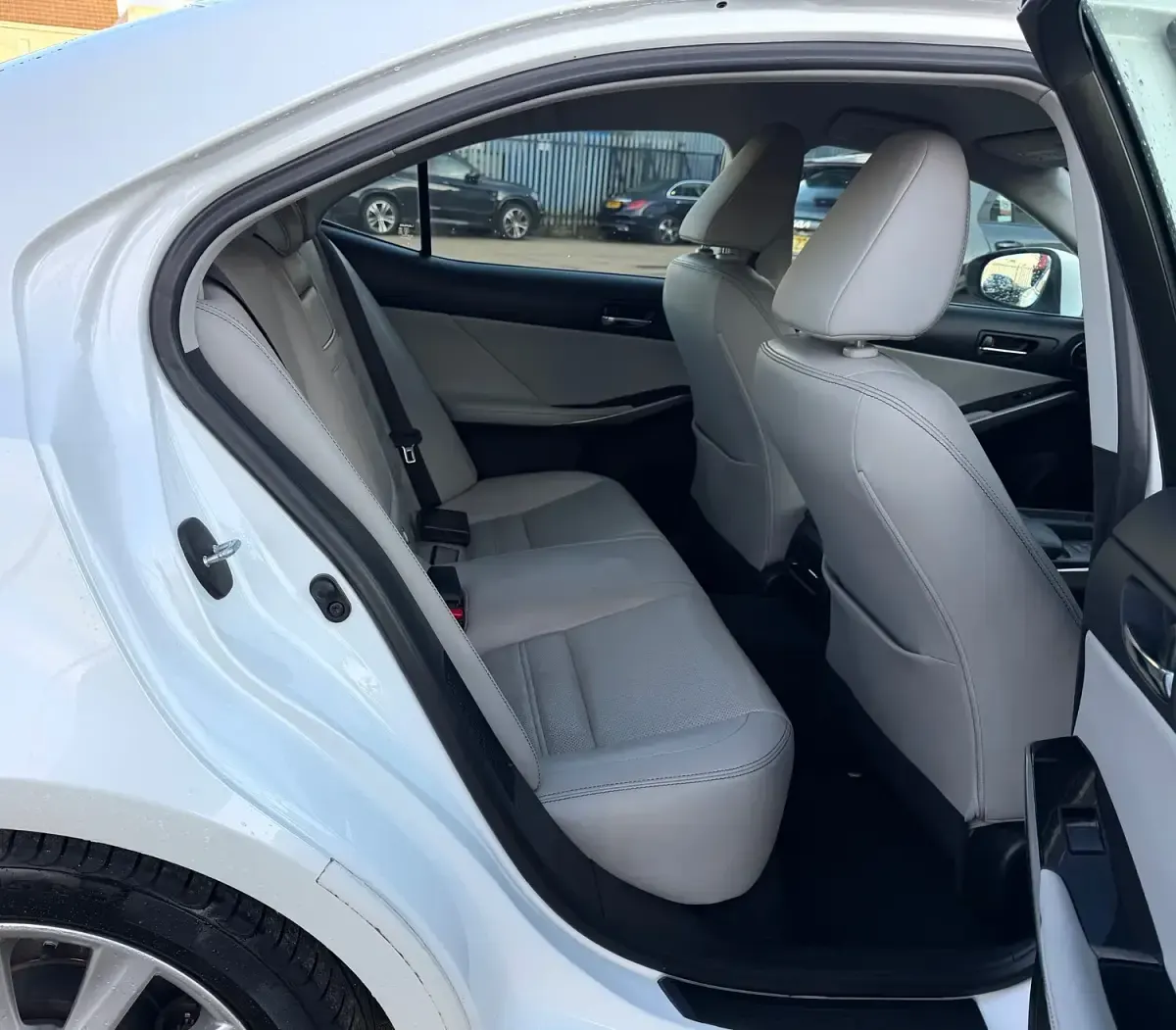Used Lexus IS300h Executive Line 2015 White Sedan