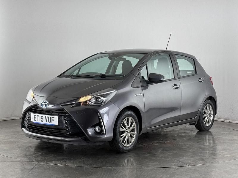 Used Toyota Yaris Hybrid 101 HP (74 kW) 2019 Grey Hatchback
