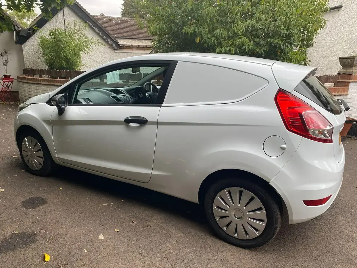 Used Ford Fiesta 75 HP (55 kW) 2015 White Hatchback