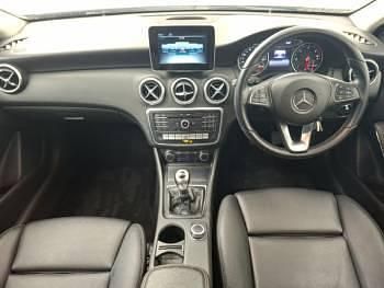 Used Mercedes A180 Executive 109 HP (80 kW) 2016 White Hatchback