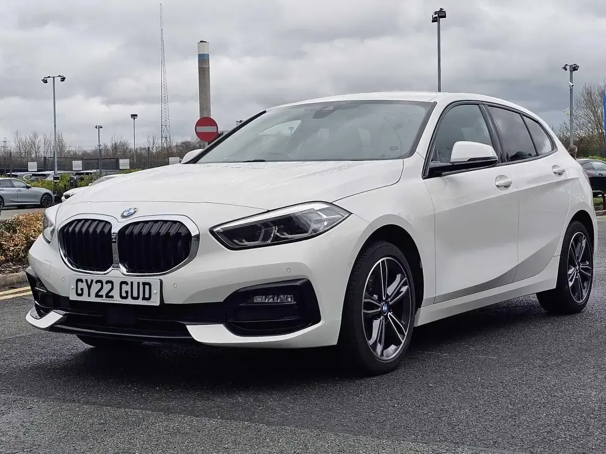 Usado BMW 118 Sport Line 134 HP (98 kW) 2022 Branco Citadino