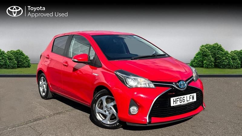 Used Toyota Yaris Hybrid 101 HP (74 kW) 2016 Chilli red Hatchback