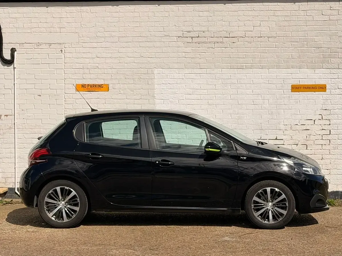Used Peugeot 208 2016 Black Hatchback