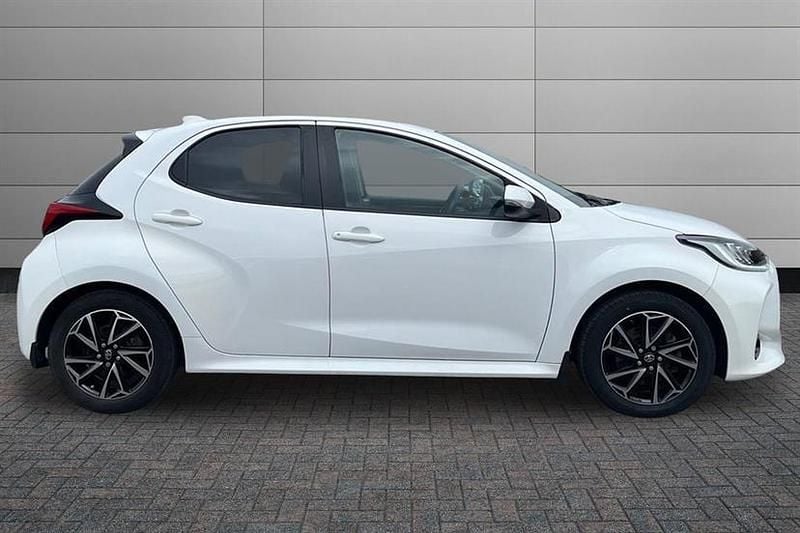 Used Toyota Yaris Hybrid Design 116 HP (85 kW) 2022 White Hatchback