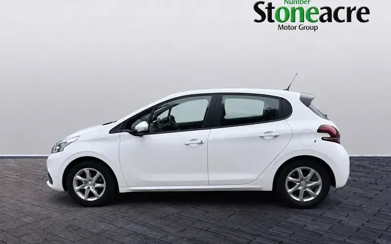 Used Peugeot 208 Active 82 HP (60 kW) 2018 White Hatchback
