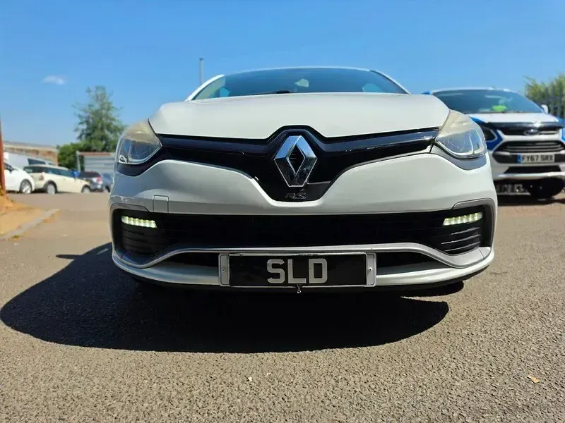 Used Renault Clio 200 HP (147 kW) 2014 White Hatchback