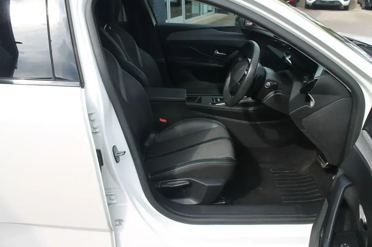 Used Peugeot 308 Allure 130 HP (95 kW) 2022 White Hatchback