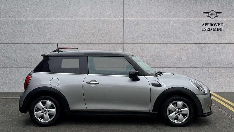 Usado Mini Cooper Classic 134 HP (98 kW) 2024 Prateado Citadino