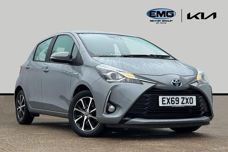Used Toyota Yaris 100 HP (73 kW) 2019 Grey Hatchback