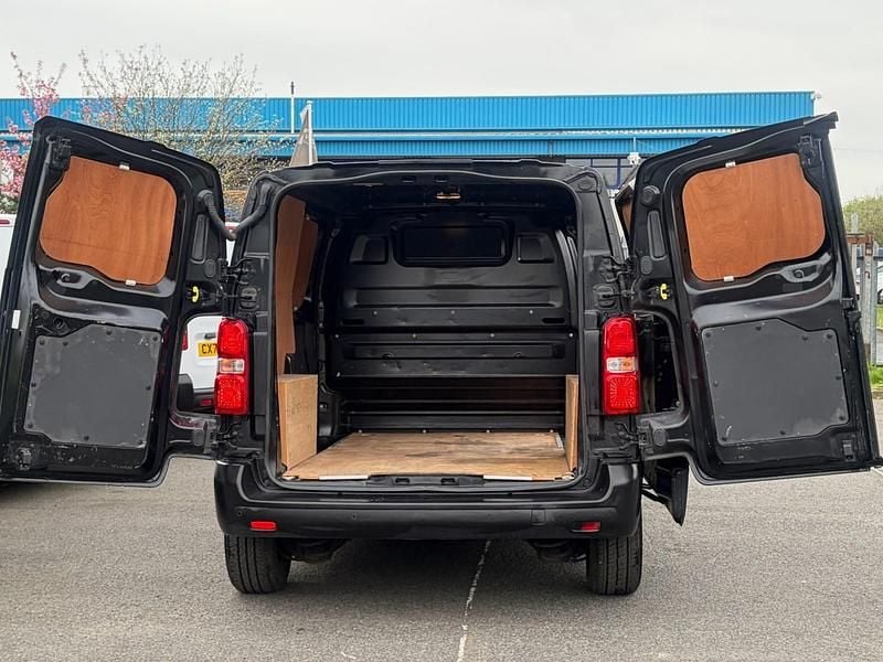 Second-hand Vauxhall Vivaro 100 CP (73 kW) 2023 Negru Monovolum