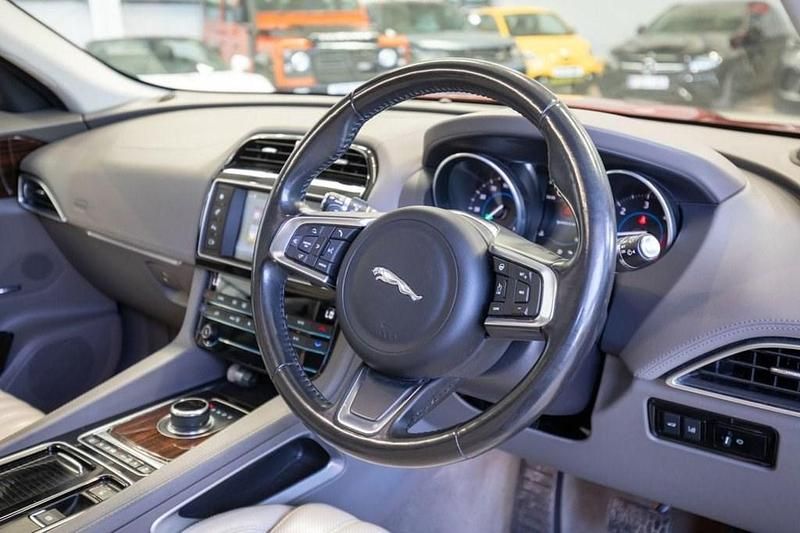 Second-hand Jaguar F-Pace Portfolio 180 CP (132 kW) 2017 Roșu SUV