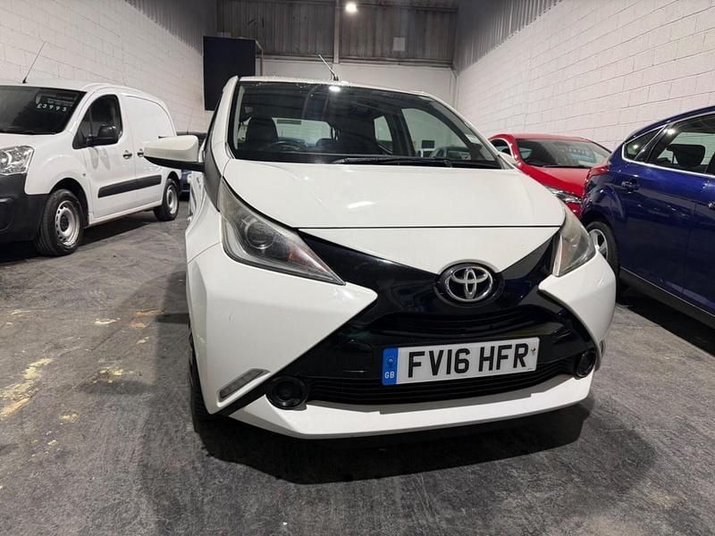 Used Toyota Aygo X-play 68 HP (50 kW) 2016 White Hatchback