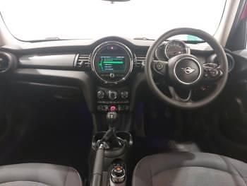 Begagnad Mini Cooper Classic 136 HK (100 kW) 2019 Röd Halvkombi