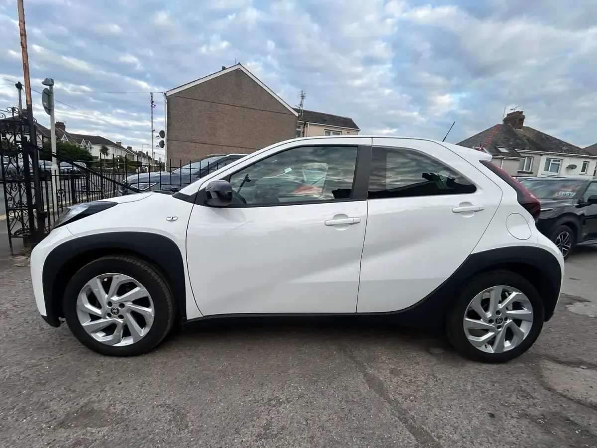 Used Toyota Aygo X PURE 72 HP (52 kW) 2024 White SUV