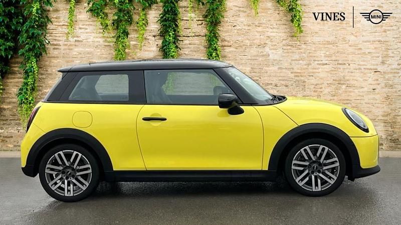 Used Mini Cooper Hatch 154 HP (113 kW) 2024 Yellow Hatchback