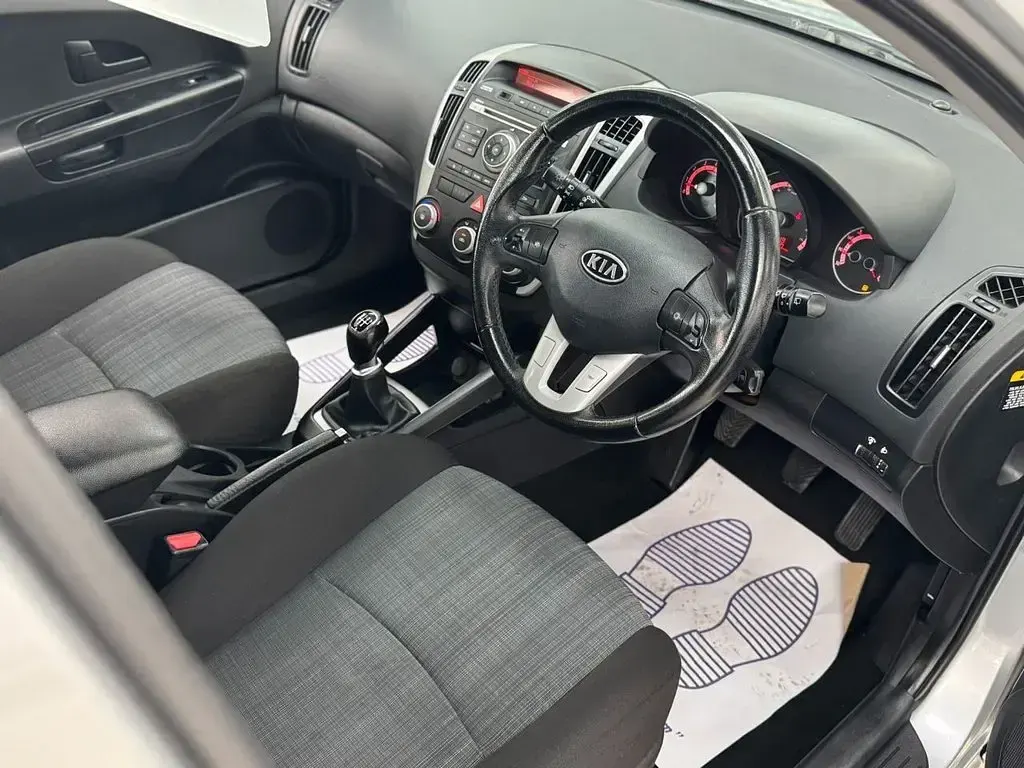 Used Kia Ceed 124 HP (91 kW) 2009 Silver Hatchback
