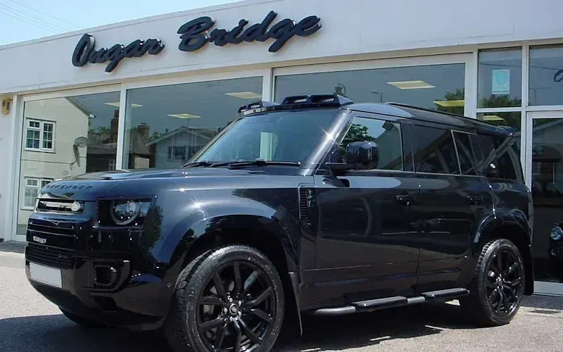 Käytetty Land Rover Defender HSE Dynamic 249 HP (183 kW) 2025 Katumaasturi