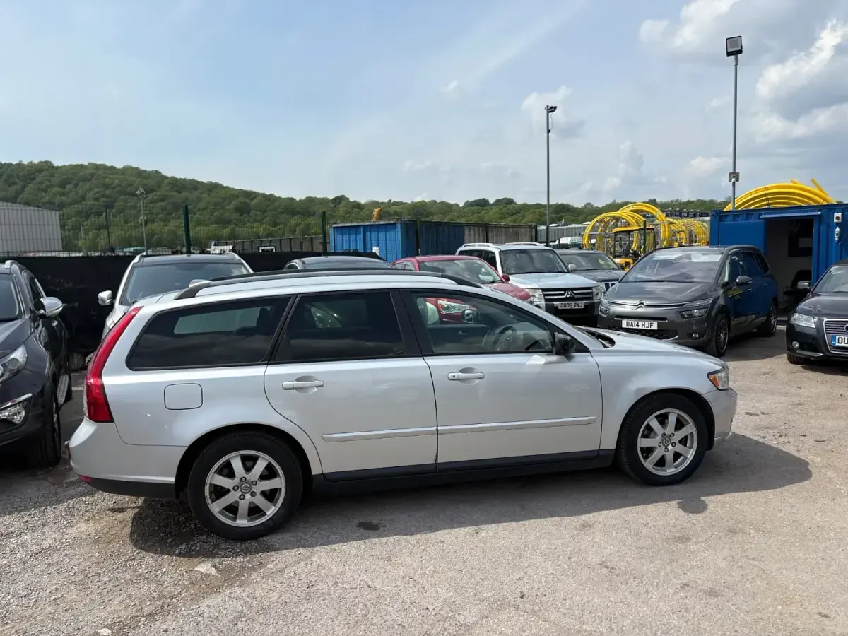 Usado Volvo V50 109 CV (80 kW) 2008 Plateado Familiar