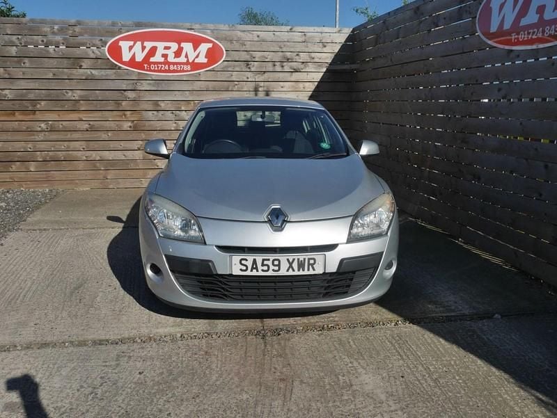 Usado Renault Mégane III Expression 100 HP (73 kW) 2010 Prateado Citadino