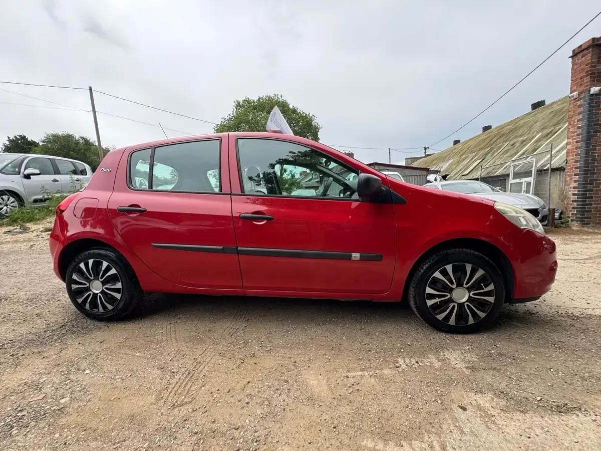 Used Renault Clio II 2011 Red Hatchback