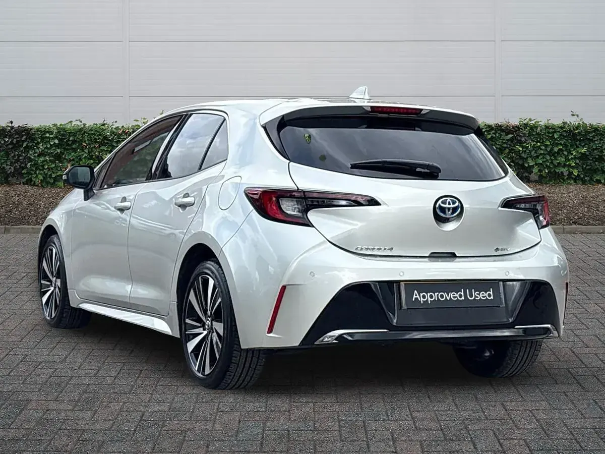 Used Toyota Corolla Design 140 HP (102 kW) 2025 Silver Hatchback