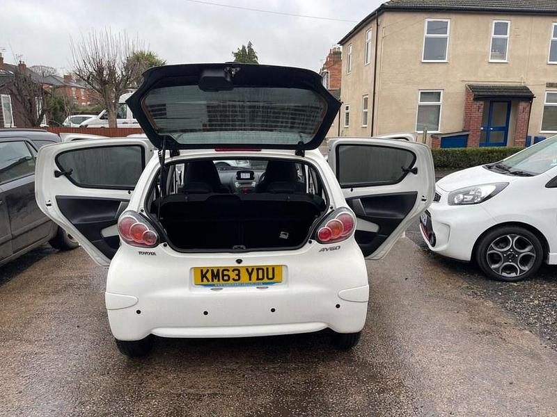 Used Toyota Aygo Style 68 HP (50 kW) 2013 White Hatchback