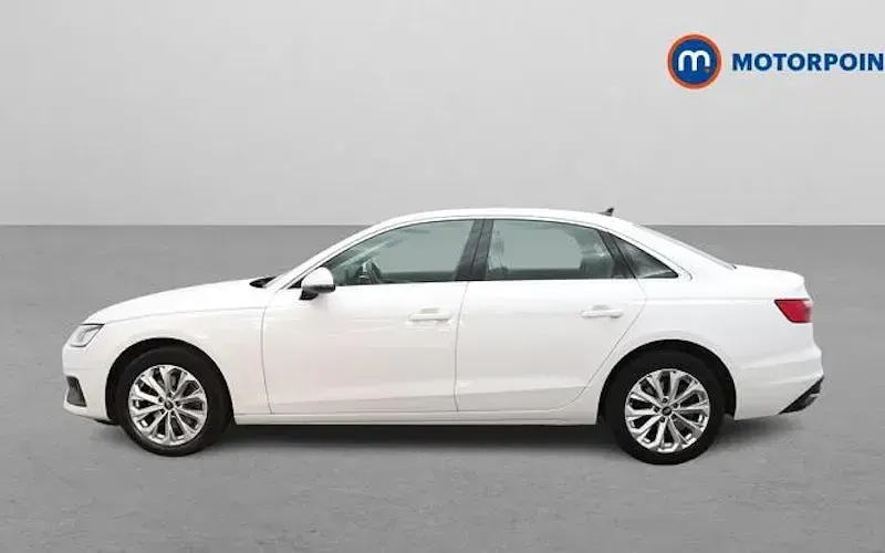 Usado Audi A4 150 HP (110 kW) 2023 Branco Sedan