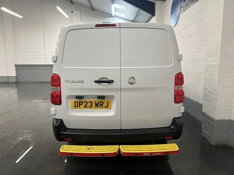 Used Vauxhall Vivaro S 100 HP (73 kW) 2023 White MPV