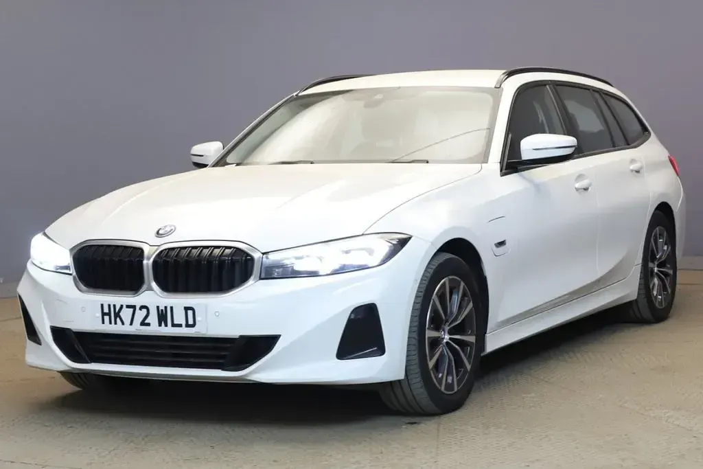 Used BMW 330e Sport Line 292 HP (214 kW) 2023 White Estate