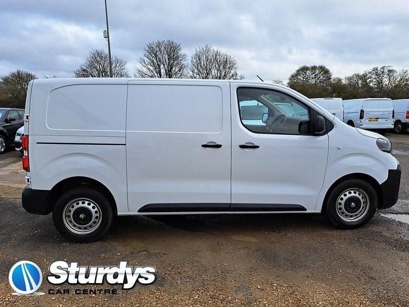 Second-hand Vauxhall Vivaro 2024 Alb Monovolum