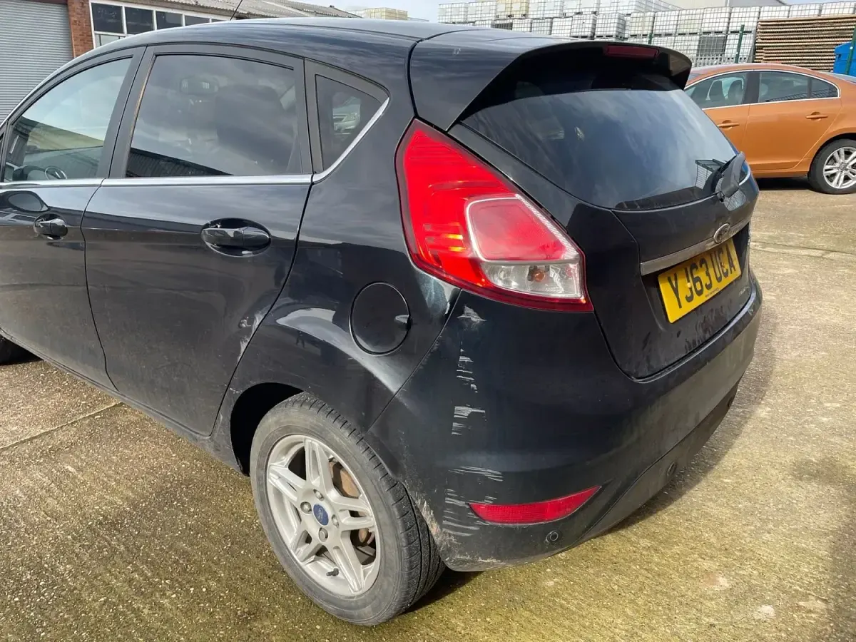 Usado Ford Fiesta Zetec 75 HP (55 kW) 2013 Preto Citadino