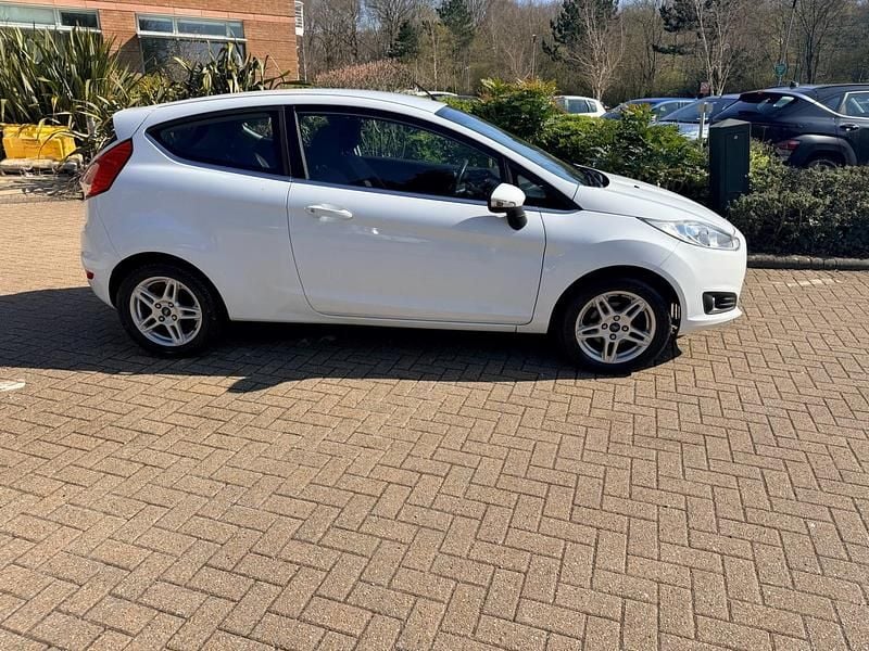 Used Ford Fiesta Zetec 105 HP (77 kW) 2013 White Hatchback
